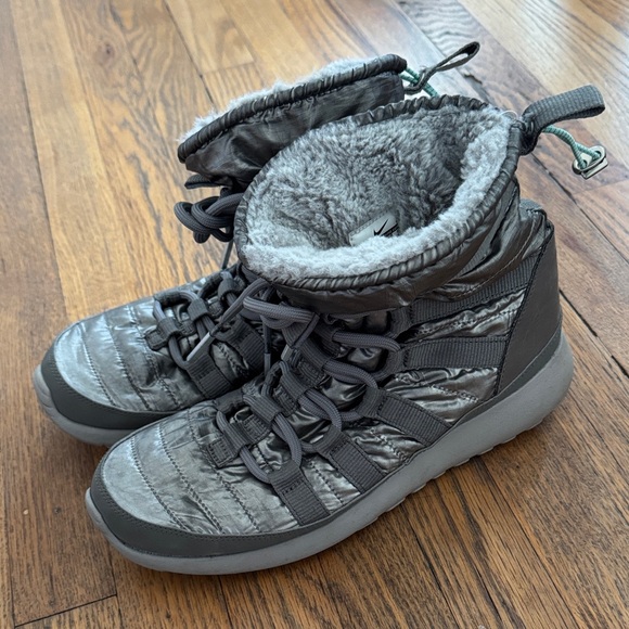 Women’s Nike Roshe Run Hi SneakerBoot Size 8.5 - Picture 1 of 5